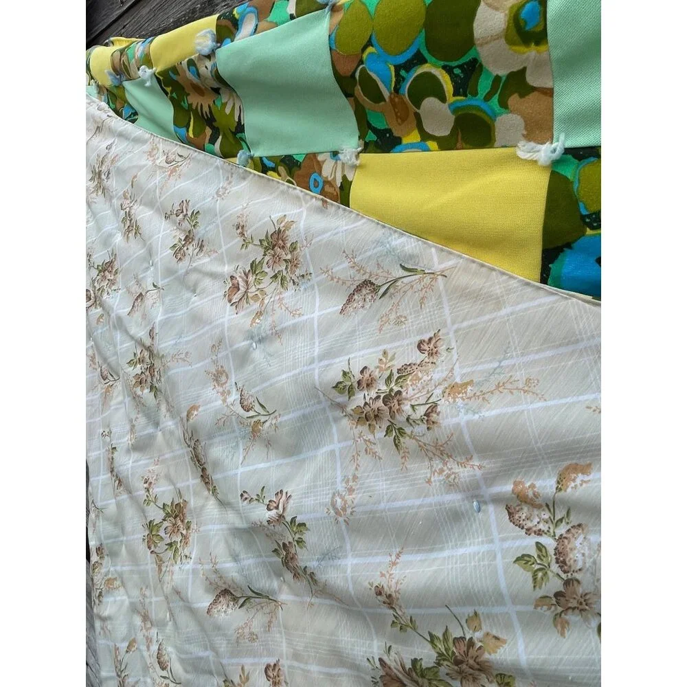 Vintage 1960s Groovy Floral Patchwork Tied Quilt 75x68" - Picture 6 of 16